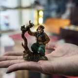 ...o la statua del beneagurante �caganer�, tipica del folklore spagnolo, raffigurante un giovane accovacciato intento a defecare
